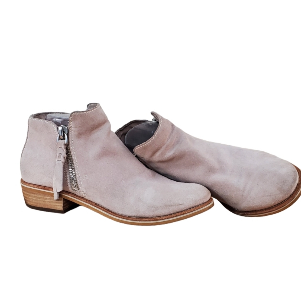 Dolce Vita Beige Boots Ankle Boots Double Zipper on each boot Size 8